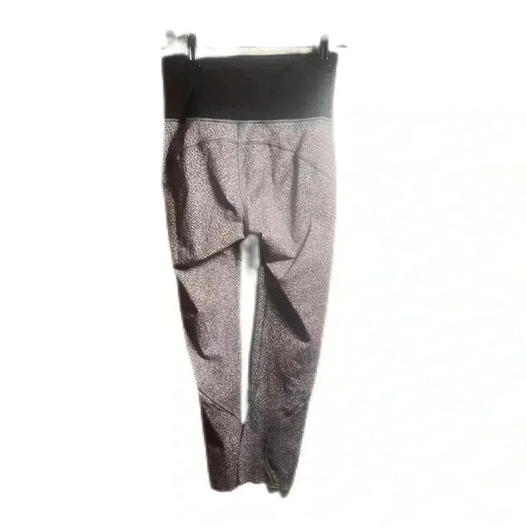 Lululemon run the day crop yoga lightweight athletic  zip pocket tight legging 2 - Picture 3 of 4